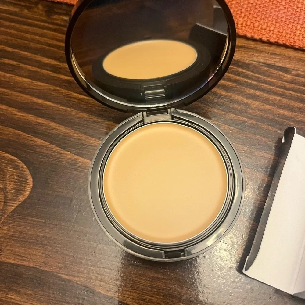 Avon mark. Min-A-Real Powder Foundation - Sleek Black Compact